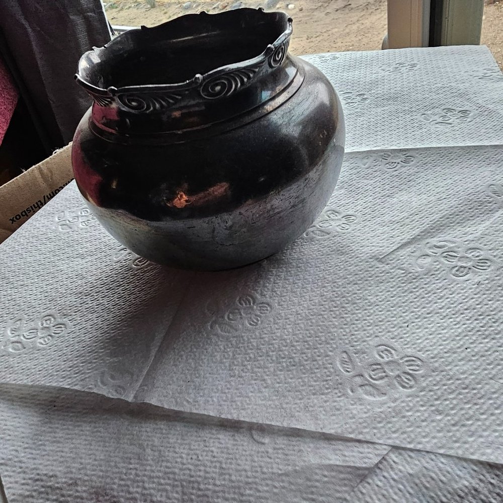 Small metal display pot
